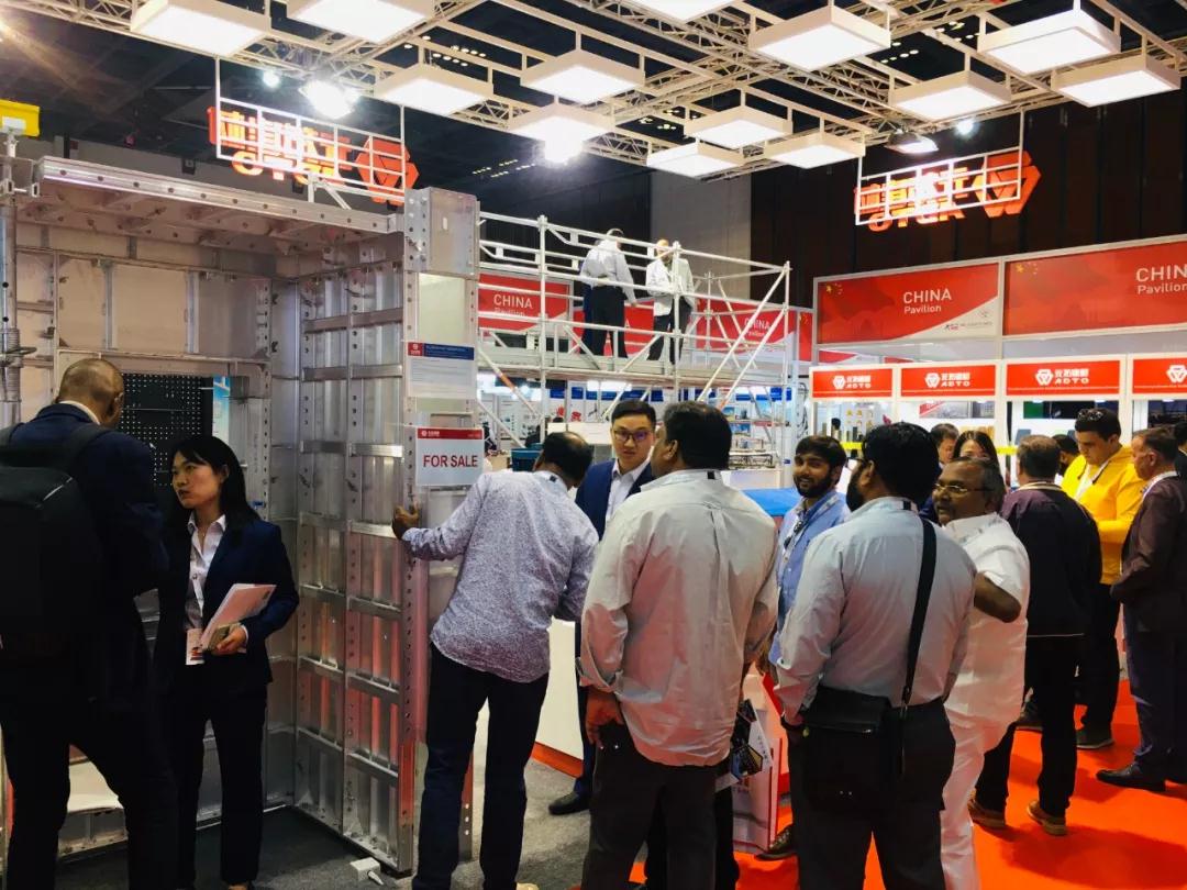 the Chinese Red exhibition booth of ADTO Building Material has attracted people's attention